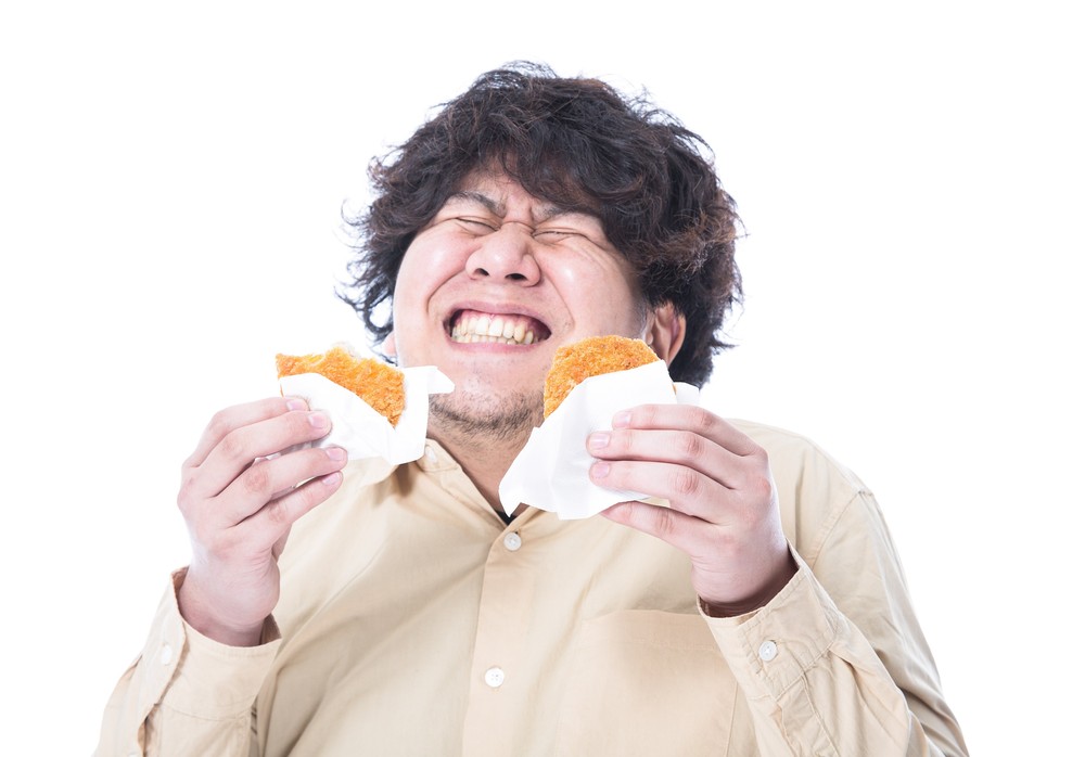 揚げ物を食べる男性