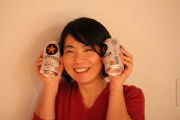 ビールを持つ女性