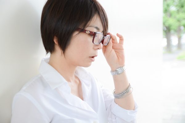 赤いメガネの女性