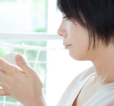 横顔女性