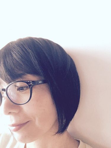 眼鏡の女性