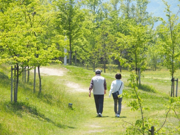 ウォーキングする老夫婦