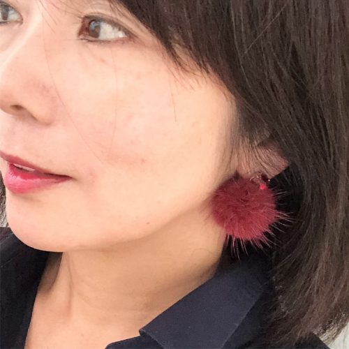 赤いピアスの女性