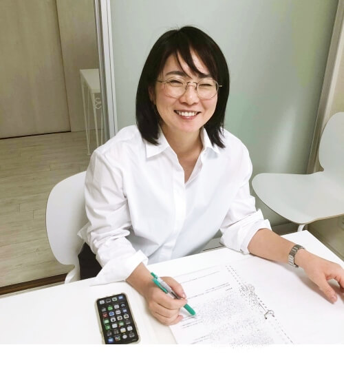 白いシャツを着た笑顔の女性
