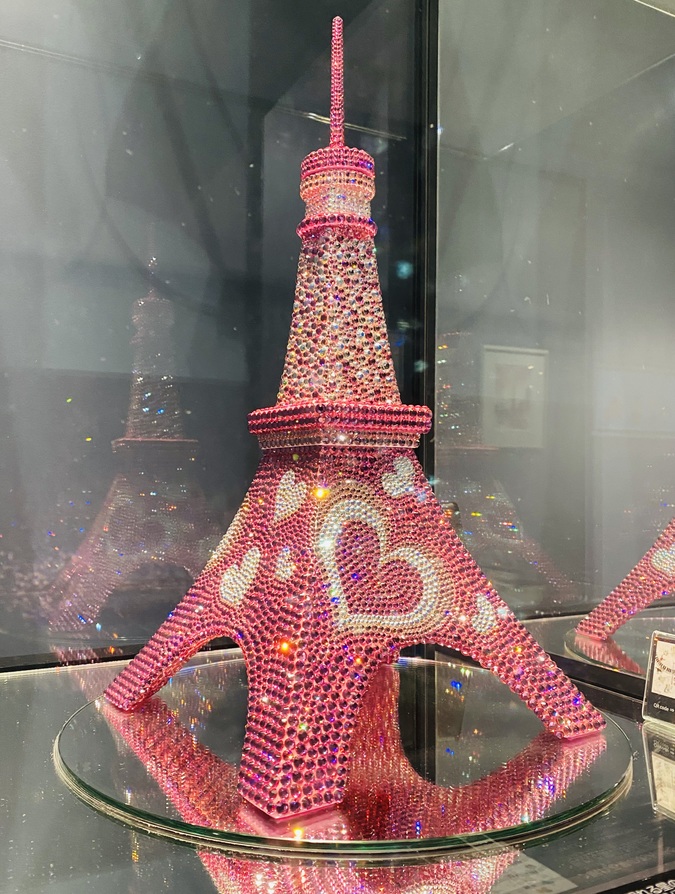ピンクのスワロフスキーの東京タワー