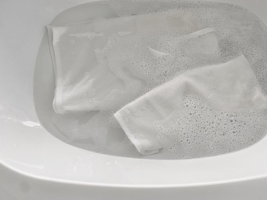 白いケープを消毒する