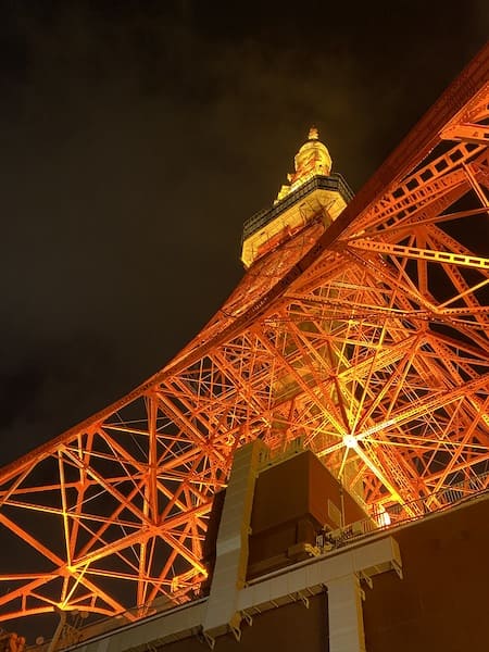 下から見上げた東京タワー